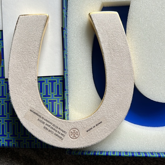 BNIB Tory Burch paperweight/good luck door plaque - Picture 3 of 3